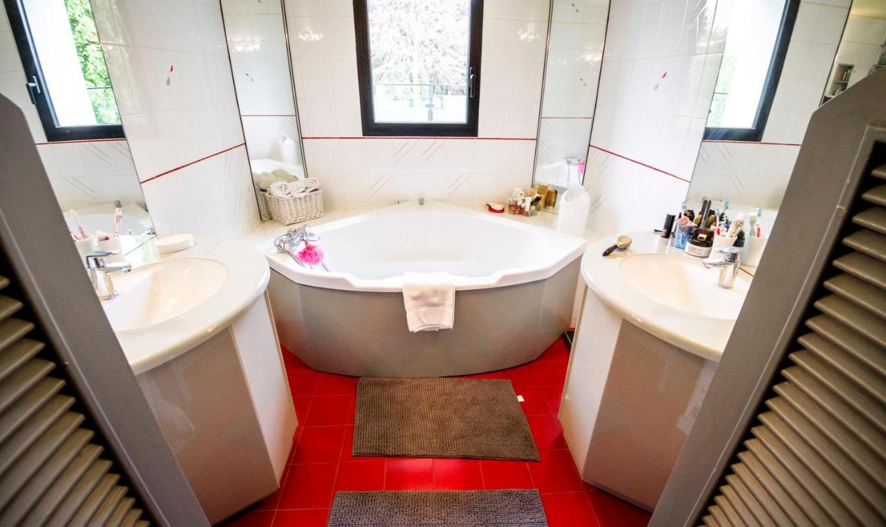 Le Champ Du Renne Bed & Breakfast เลอม็องส์ ภายนอก รูปภาพ